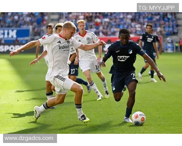 足球球星亲临赛场观战 感受足球魅力与比赛激情的完美融合