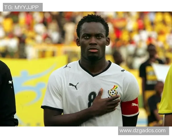 足球球星身穿军装演绎别样风采展现运动与力量的完美融合